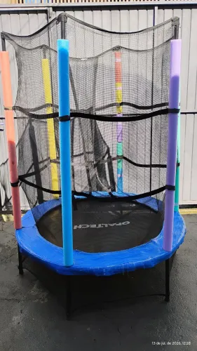 Cama elástica infantil.
