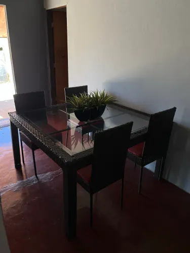 Mesa de fibra sintética e vidro, 8 lugares acompanha 3 cadeiras estofadas