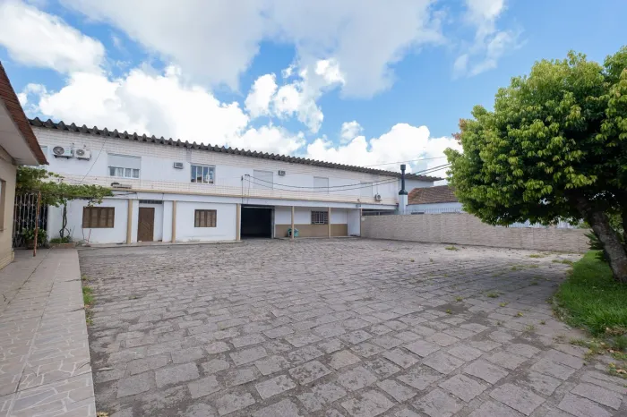 Prédio à venda na Av. Fernando Osório, Três Vendas - com 1.050 m², 4 banheiros e portão el