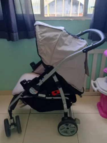 Carrinho de bebê Burigotto unissex  vai com suporte para colocar o bebê conforto 