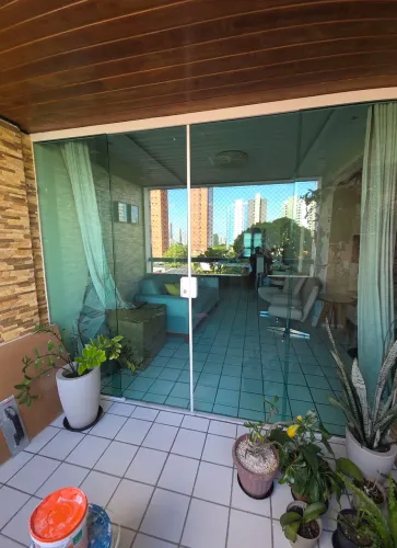 Vendo uma porta de vidro para varanda, medindo 2,76 largura x 2,27 altura.