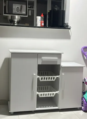 Armário multiuso com fruteira