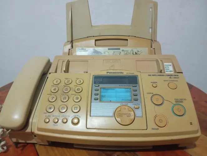 aparelho de fax antigo com telefone acoplado.