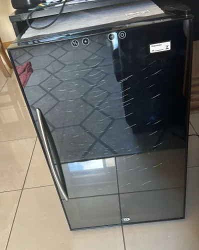 Adega Climatizada Durabrand (Modelo SC-28AM127 - 127V) para 24 garrafas.