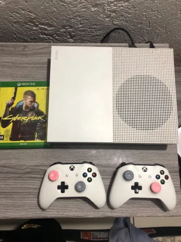 Xbox one s 500 gb dois controles e um jogo 