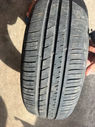 Vendo pneu carro Durable.