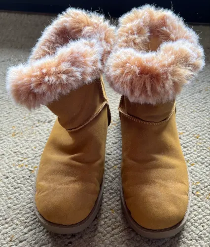 Bota caramelo de camurça com pelo tam 30 Mooncity