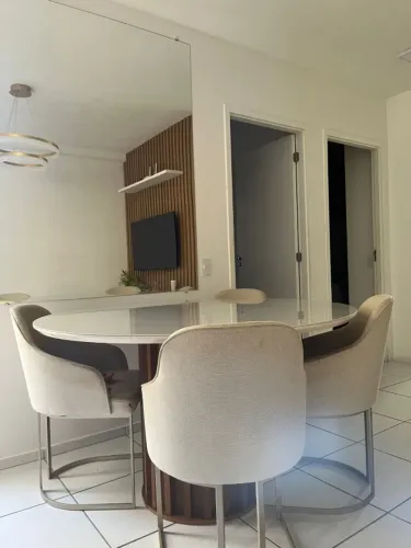 Mesa de jantar redonda com poltronas
