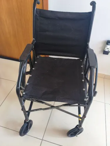 Cadeira de rodas em estado de novo