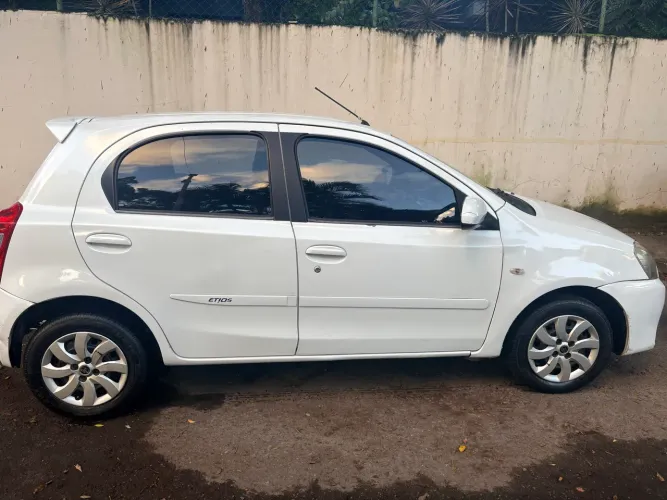 Toyota Etios X 1.3 Flex 16V 5P Mec. 2015