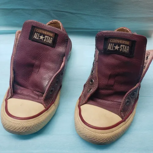 Tênis All star, couro original, sem cadarço.