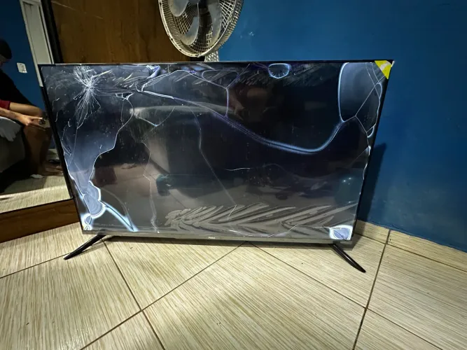 TV Philco 50 polegadas quebrada