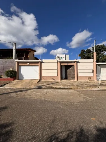 Casa c/ 3 quartos, sendo 1 Suíte, à venda no Candeias - Vitória da Conquista/BA