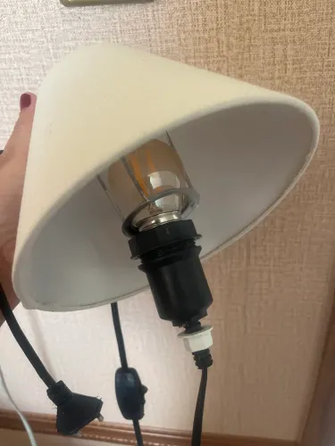 Cúpula de abajur pequeno em linho com lâmpada amarela