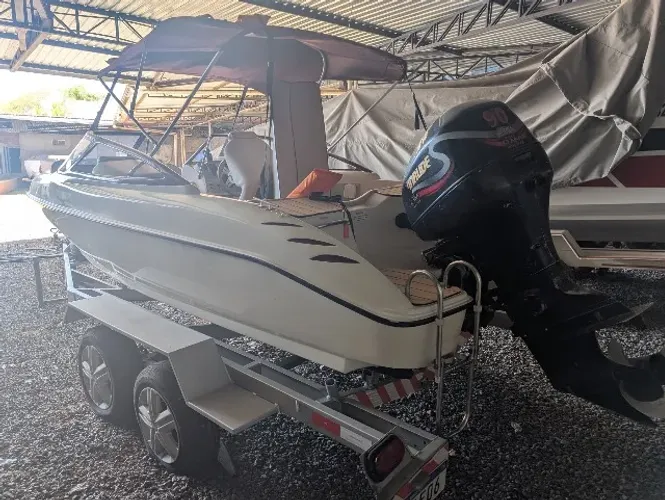 Lancha Focker 180 - 18 pés, motor Evinrude 90hp, proa aberta
