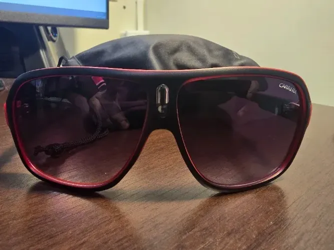 Óculos de Sol Carrera Preto e Vermelho - Visual Esportivo, Armação Ampla e Kit com Estojo