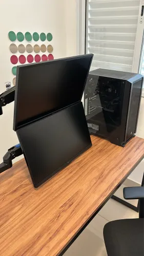 Computador Gamer com monitores e suporte articulado