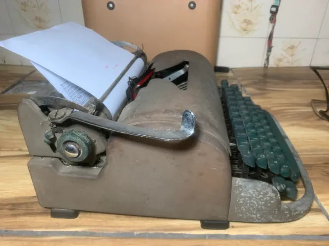 máquina de escrever militar Remington Quiet-Riter.  