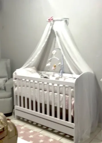 Berço com colchão e cortinado