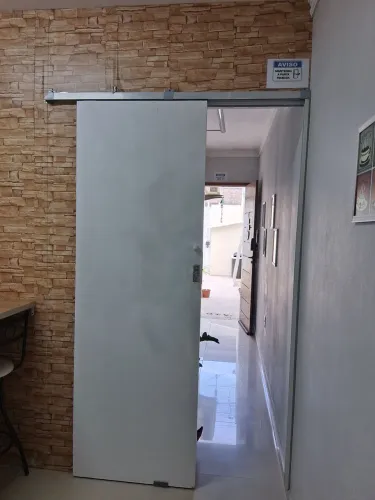 Vende-se porta branca