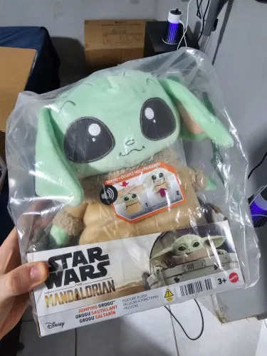 Pelúcia grogu "baby yoda" saltitante.