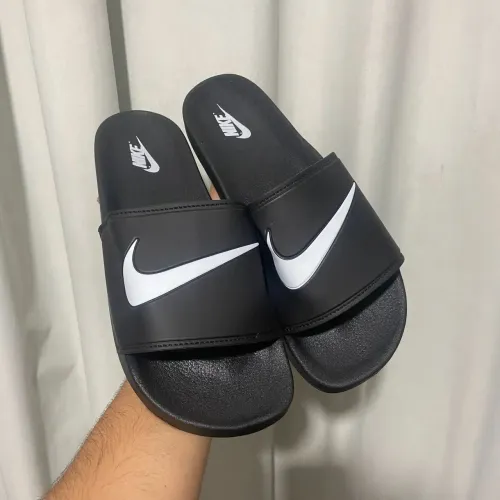 chinelos Nike SB Slide pretos com um logotipo branco no topo
