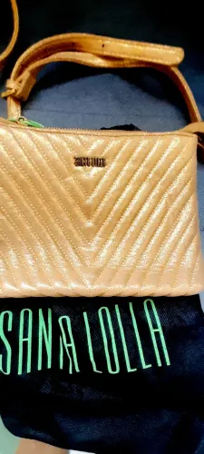 Vendo bolsa dourada santa lolla em ótimo estado e sem avaria para usaem festas e na night 