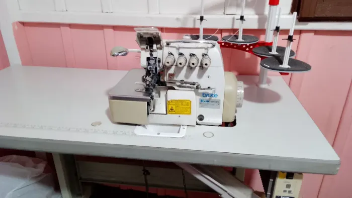 Máquina de costura overloque 4 fios 