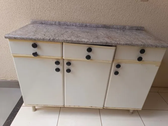 02 armários Itatiaia tipo bancada (03 gavetas e 03 portas cada) R$ 150,00 cada