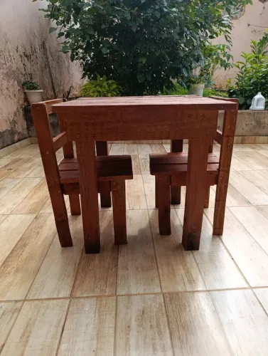 Conjunto de mesa e duas cadeiras para criança em madeira