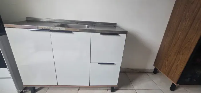 Armário completo, balcão com pia com dimensões 1,20 de comprimento e 92 de altura.