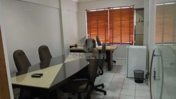 Sala comercial com portaria 24h e elevador à venda na Praia do Suá, Vitória