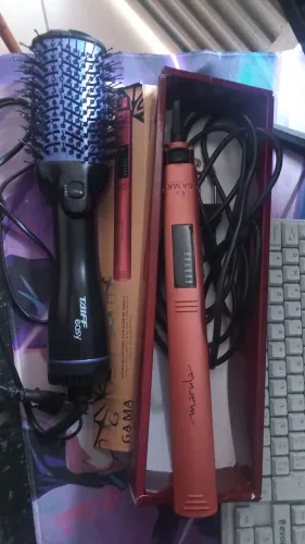 Vende-se uma chapinha incluindo uma escova de secar.