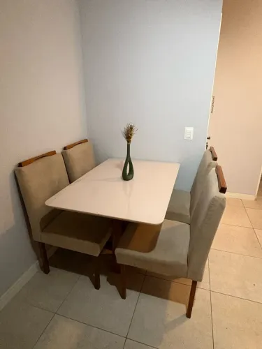 Vendo mesa de jantar de 4 lugares