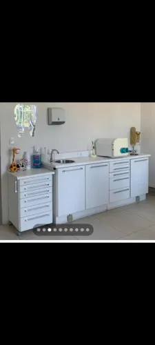 Vendo Armário odontológico duas cubas e gaveteiro.