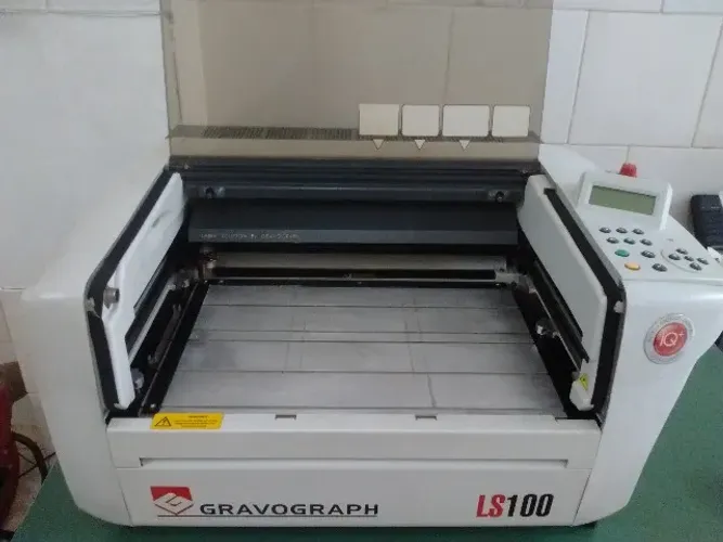 Máquina de Corte e Gravação a laser - *
