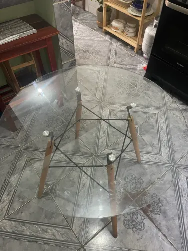 Mesa de Jantar Redonda de Vidro Temperado com Base de Madeira - R$ 300