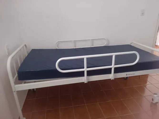 Vendo cama hospitalar com três meses de uso.