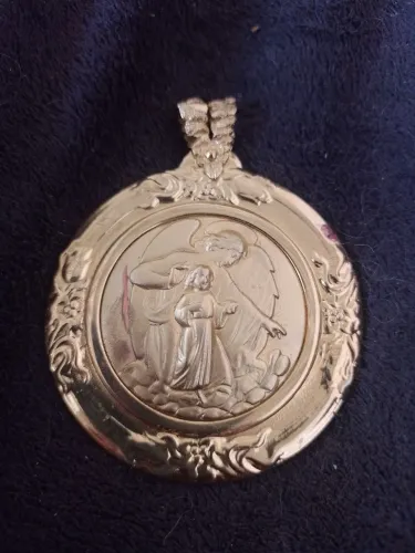 medalhão de berço do Anjo da Guarda em acabamento dourado com relevo central