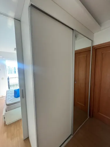 Guarda roupa com porta de espelho