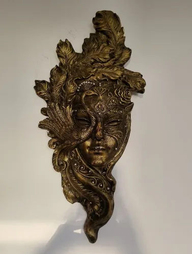 Máscara Decorativa de Parede em Gesso Dourado com Pavão
