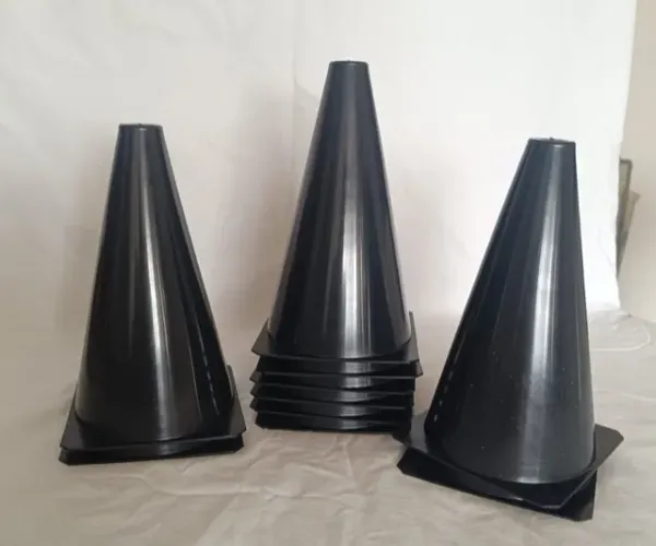 Kit com 8 cones plásticos pretos.