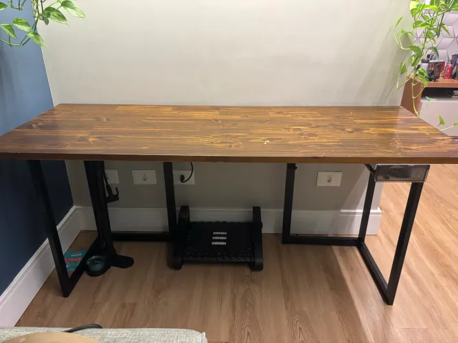 Mesa Escritório 160x60cm Industrial - Tampo 25mm e Pés Metalon (com Organizador de Cabos)