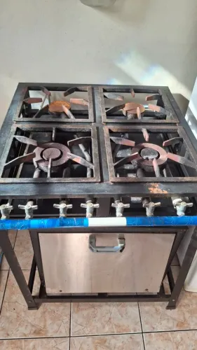 Aceito propostas - Fogão industrial 4 bocas semi-novo com forno e porta de alumínio