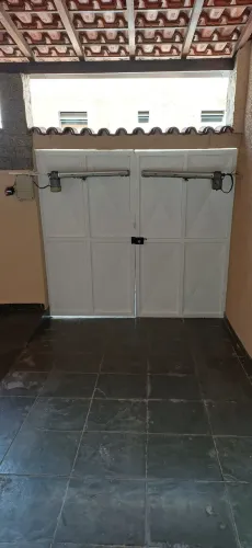 Portao automático com motor - 2,20 x 2 metros - Funcionando normalmente