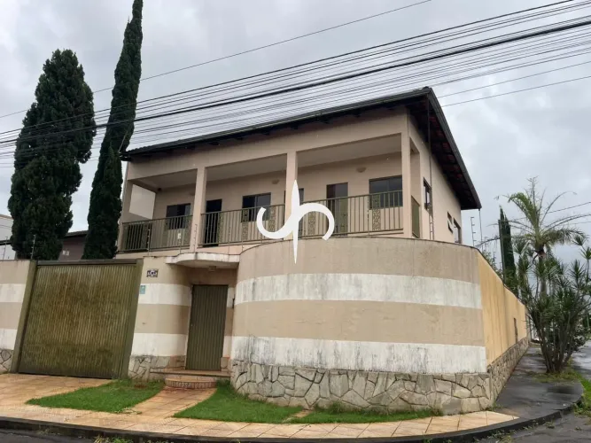 Sobrado de esquina à venda no bairro São Carlos