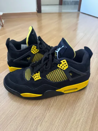 Air Jordan 4 Thunder