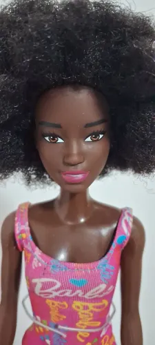Barbie negra antiga usada 