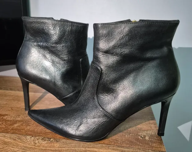 BOTA EM COURO LEGÍTIMO TAM 36/37