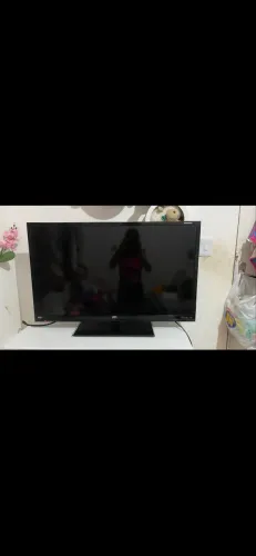 Esta é uma televisão STI de 32 polegadas com tecnologia LED HD.